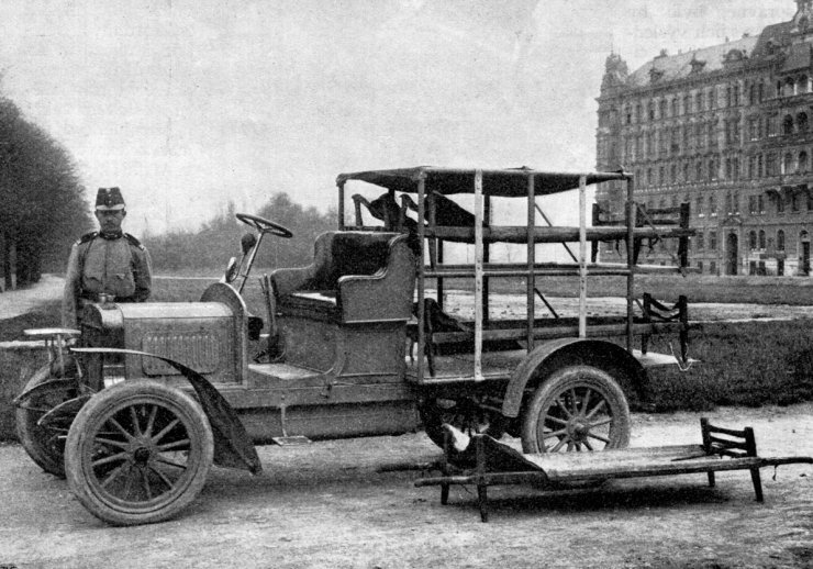 zobrazit detail historického snímku: Vůz vojenského zdravotního sboru od firmy Laurin & Klement.