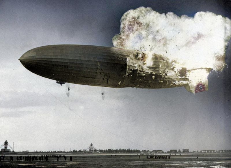 Hořící vzducholoď LZ 129 Hindenburg. - klikněte pro zobrazení detailu