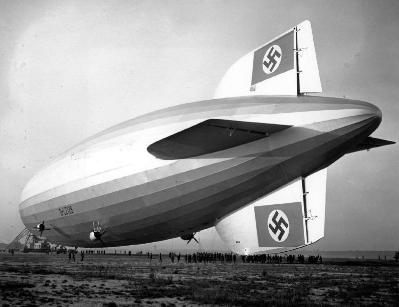 zobrazit detail historického snímku: Vzducholoď Hindenburg na své první cestě do USA v roce 1936.