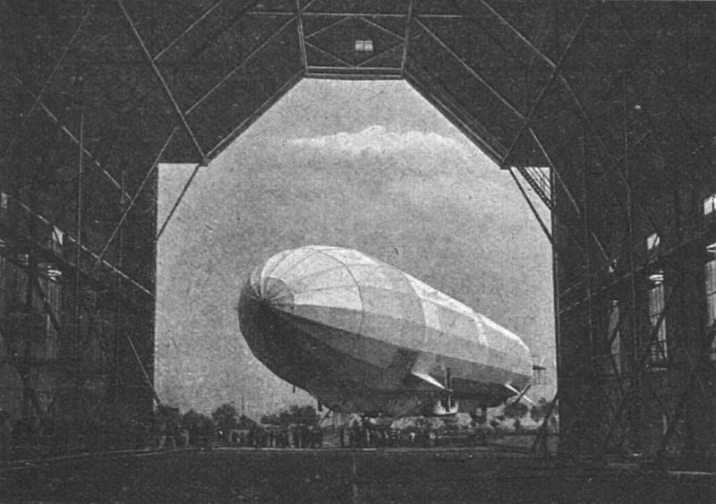 zobrazit detail historického snímku: Vzducholoď „Schwaben“ pluje do svého hangaru.