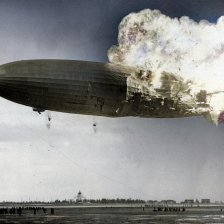 kolorovaná fotografie Hořící vzducholoď LZ 129 Hindenburg.