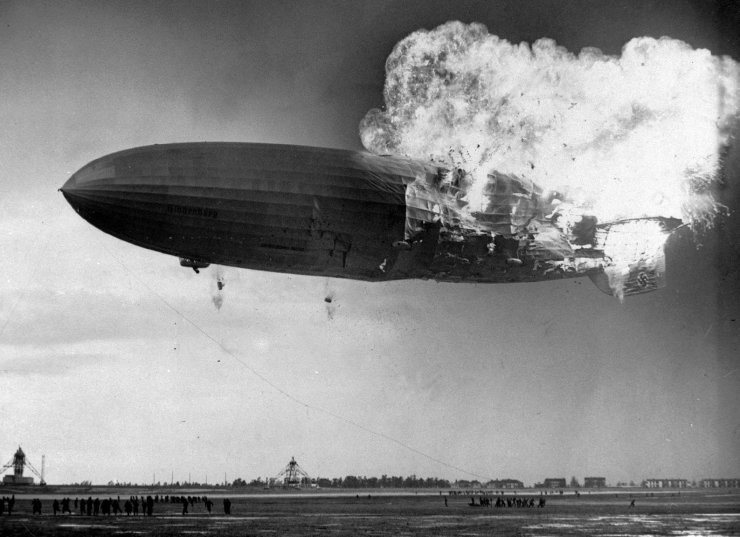 zobrazit detail historického snímku: Hořící vzducholoď LZ 129 Hindenburg.