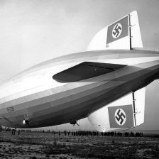 Vzducholoď Hindenburg na své první cestě do USA v roce 1936.