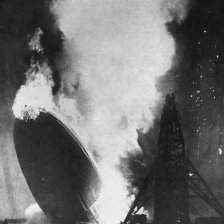 Zřícení hořící vzducholodi Hindenburg.