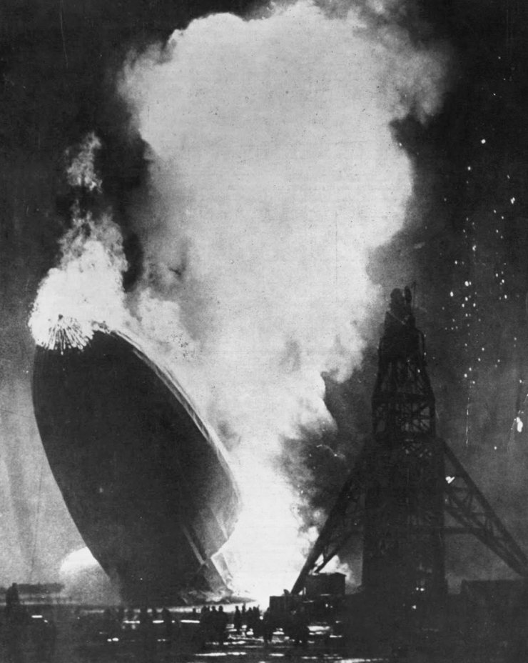 zobrazit detail historického snímku: Zřícení hořící vzducholodi Hindenburg.