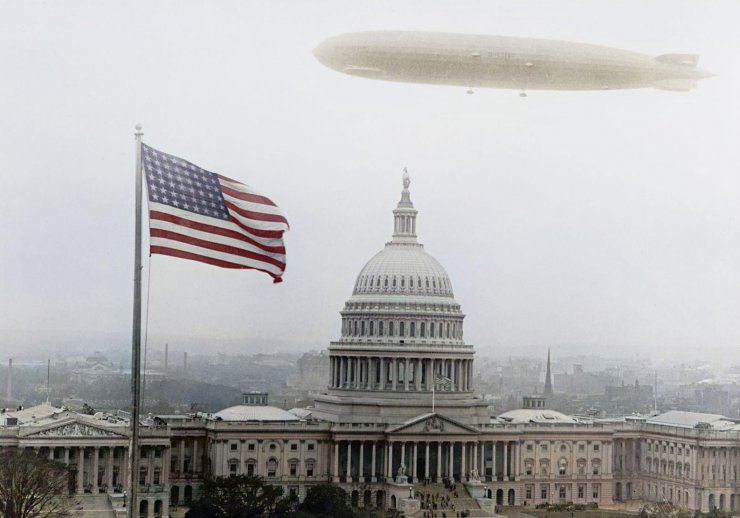zobrazit detail historického snímku: Vzducholoď Zeppelin nad americkým Kapitolem.