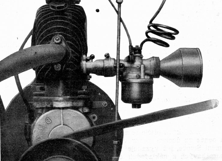 zobrazit detail historického snímku: Vzduchový filtr na motorce.