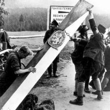 Ničení československých hraničních sloupů sudetskými Němci.