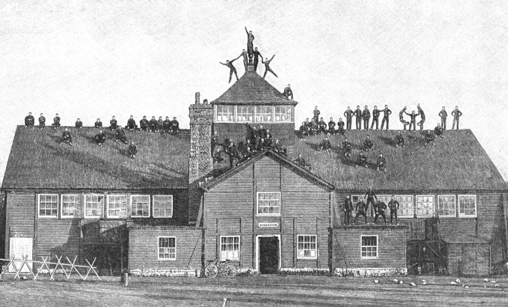 zobrazit detail historického snímku: Chovanci vojenské školy provádějí prostocviky na budově svého ústavu.