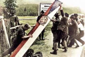 zobrazit detail historického snímku: Ničení československých hraničních sloupů sudetskými Němci.