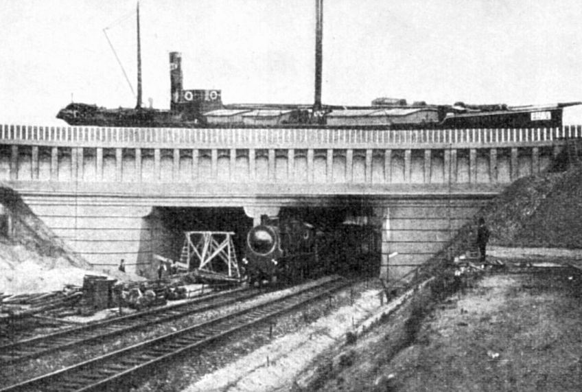 Zajímavý most, na kterém vše funguje obráceně Zajímavý most, na kterém vše funguje obráceně: Většina mostů překlenuje řeky, aby se přes něj…