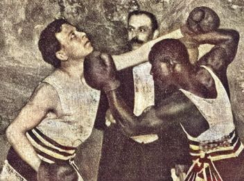 zobrazit detail historického snímku: Rozhodná rána černého boxera.