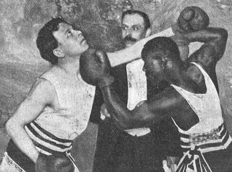 zobrazit detail historického snímku: Rozhodná rána černého boxera.
