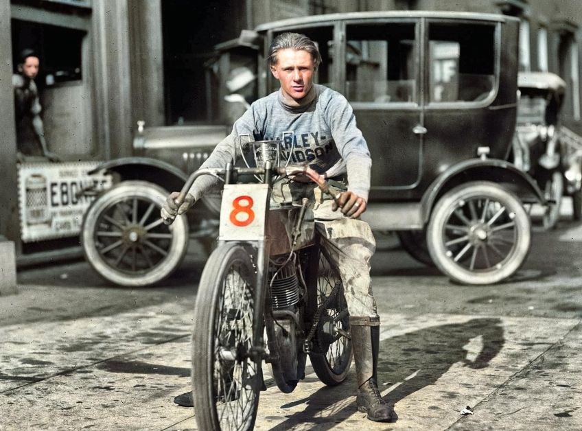 Nepřátelé prvních motorkářů: selské povozy a divocí psi: Jízda na motorce není úplně bezpečný koníček. Zvlášť…