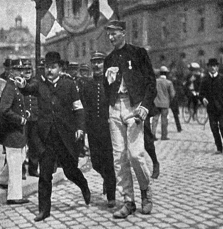 zobrazit detail historického snímku: Vítěz závodu dostává se na cíl.