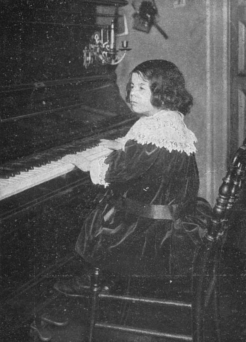 zobrazit detail historického snímku: Tříletá pianistka Pilar Osorio.