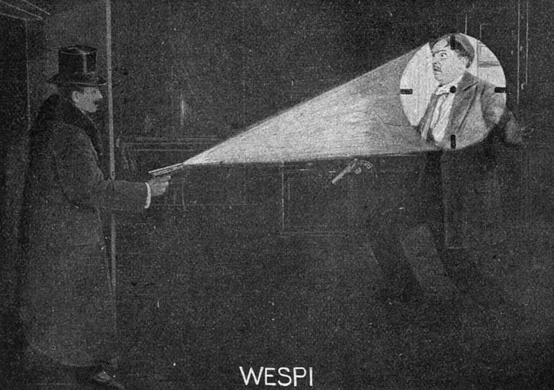 zobrazit detail historického snímku: Obrana před lupičem pomocí revolveru s přístrojem „Wespi“.