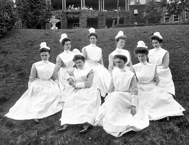 zobrazit detail historického snímku: Zdravotní sestry při odpočinku.