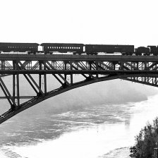 Vlak na mostě.