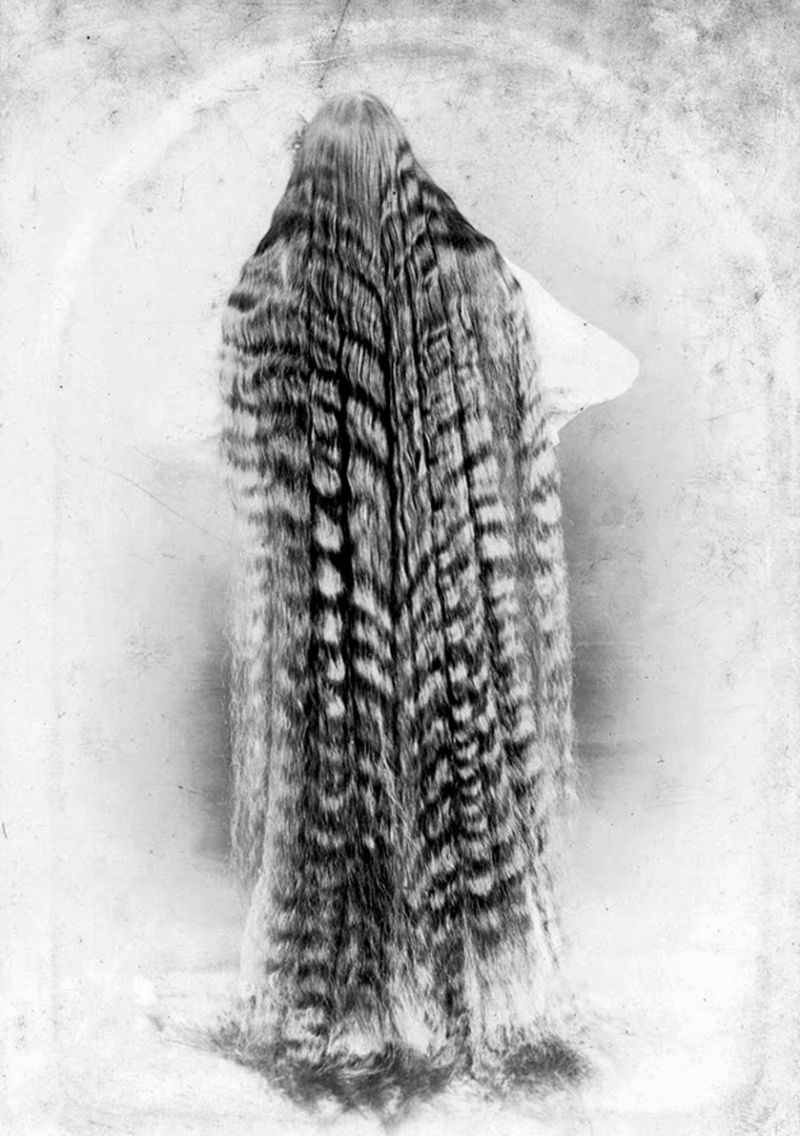 zobrazit detail historického snímku: Žena s kudrnatými vlasy.