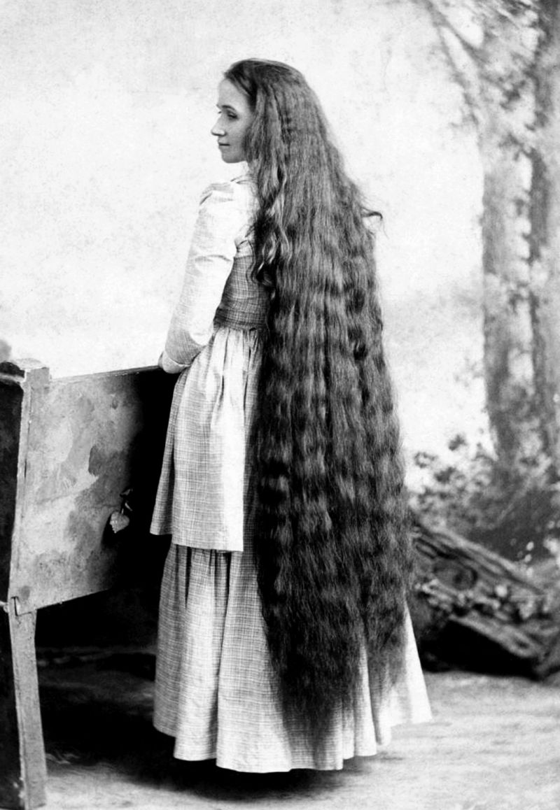 zobrazit detail historického snímku: Žena s kudrnatými vlasy.