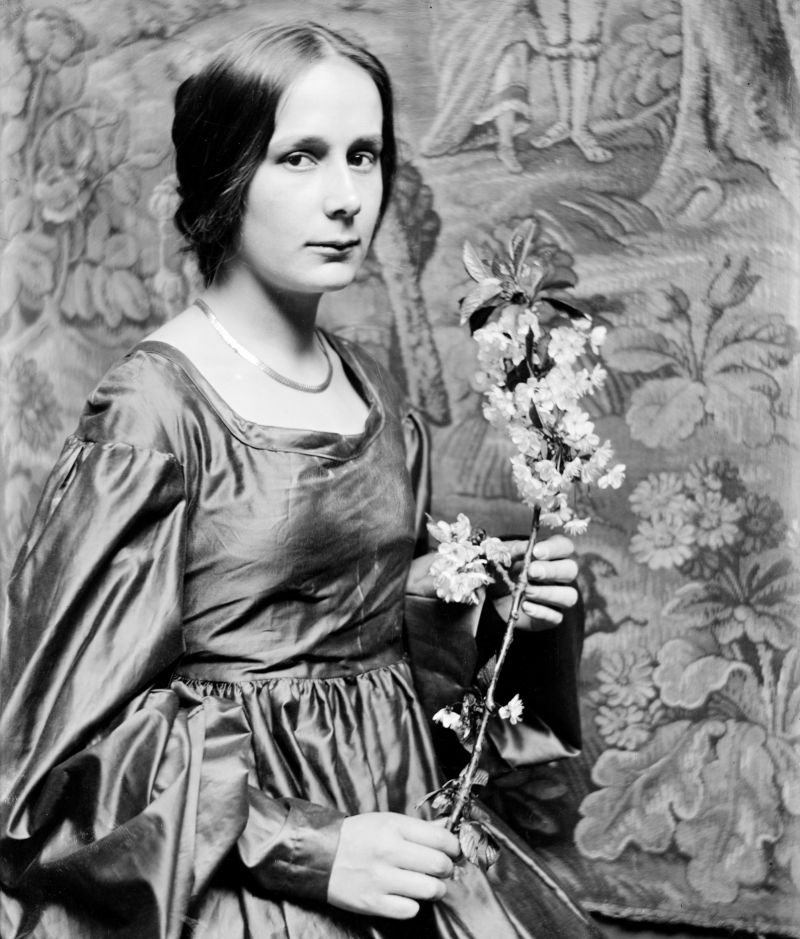 zobrazit detail historického snímku: Žena s rozkvetlou větvičkou.