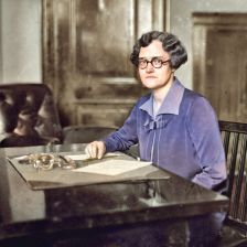 Žena v úřadě.