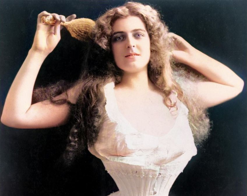 Rok 1906: Pozor, barvení vlasů ohrožuje vaše zdraví! Jaké je jediné zdravé řešení šedivějících vlasů?: Barvíte si vlasy? Historický článek z roku 1906 se…