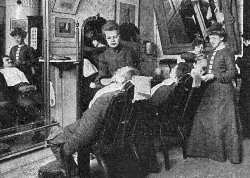 zobrazit detail historického snímku: Ženský holičský salon ve Stokholmě.