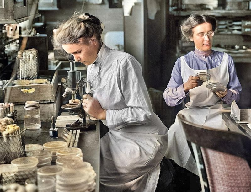 zobrazit detail historického snímku: Ženy v laboratoři.