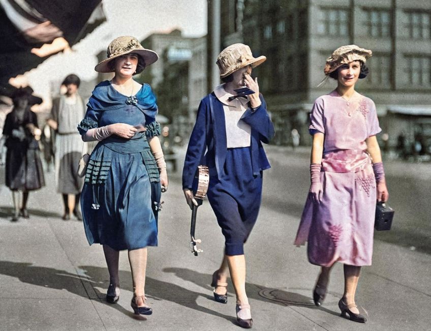 Rok 1926: Dámy pozor, krásné sukně nahrazuje móda strašných kalhot Rok 1926: Dámy pozor, krásné sukně nahrazuje móda strašných kalhot: Dnes je žena v kalhotách pomalu běžnější, než žena v…