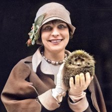 retro fotografie Dáma s ježkem v ruce.
