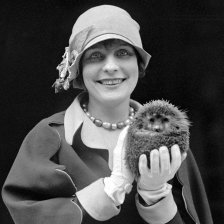 retro fotografie Dáma s ježkem v ruce.
