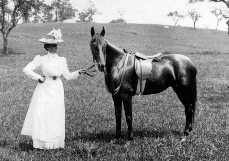 zobrazit detail historického snímku: Dáma s koněm.
