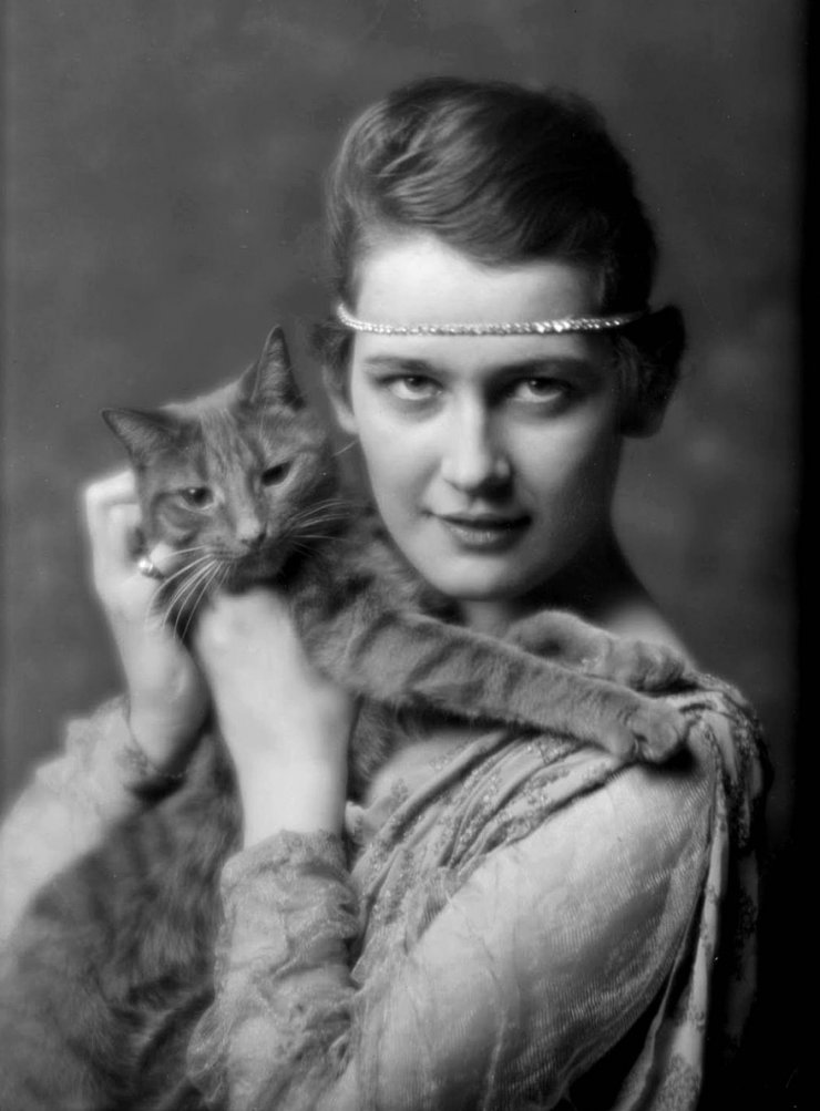 zobrazit detail historického snímku: Žena s kočkou.