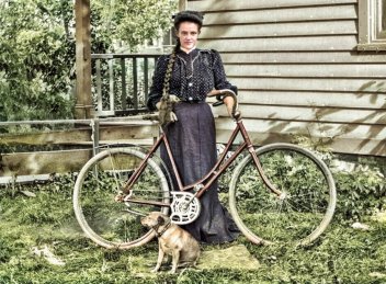 zobrazit detail historického snímku: Cyklistka.