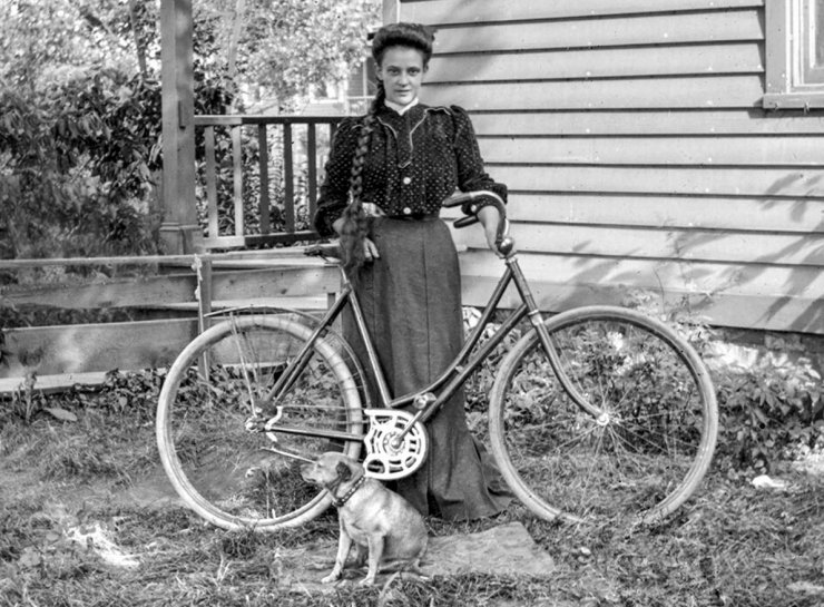 zobrazit detail historického snímku: Cyklistka.