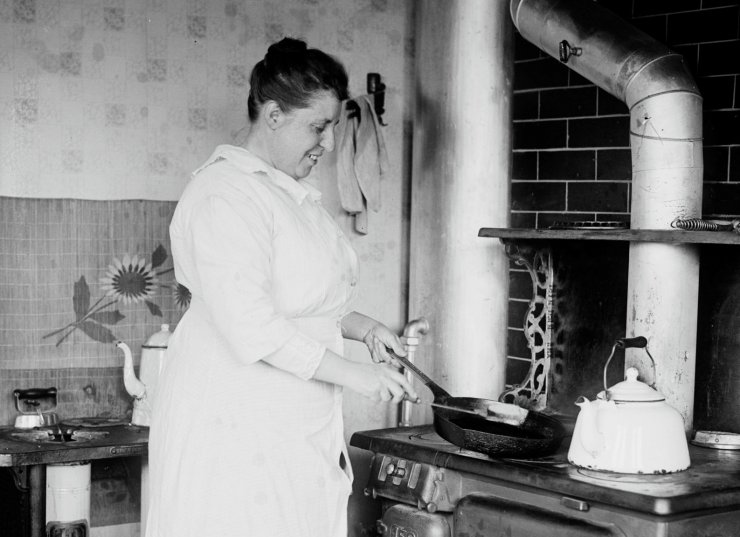 zobrazit detail historického snímku: Kuchařka.