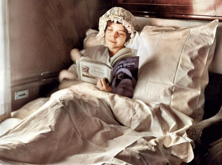 zobrazit detail historického snímku: Čtení do postele.