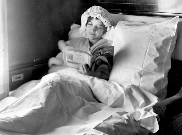 zobrazit detail historického snímku: Čtení do postele.