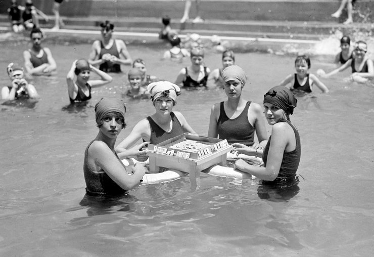 zobrazit detail historického snímku: Zábava v bazénu.