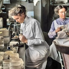 kolorovaná fotografie Ženy v laboratoři.