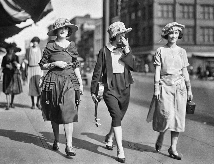 zobrazit detail historického snímku: Ženy na procházce.