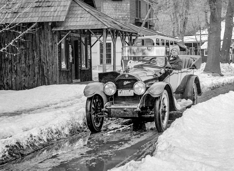 zobrazit detail historického snímku: Zimní jízda automobilem do hor.