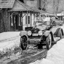 retro fotografie Zimní jízda automobilem do hor.