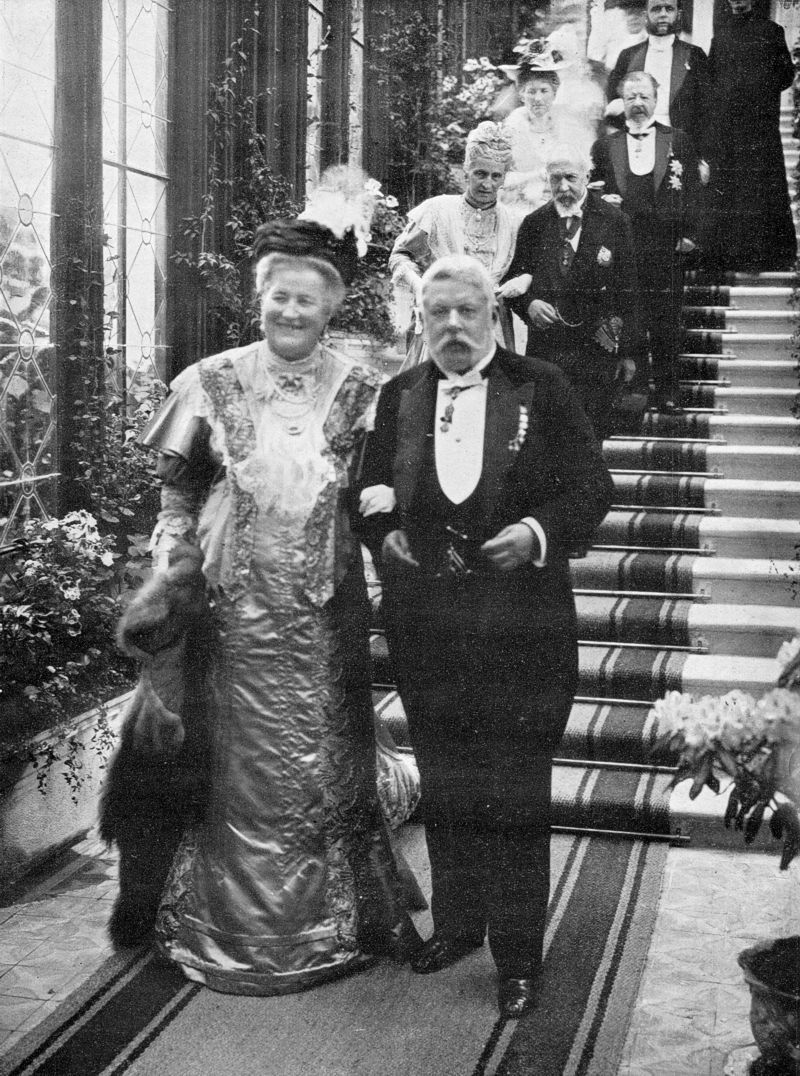 zobrazit detail historického snímku: Manželé Adolf Josef a Ida ze Schwarzenbergů ubírají se k slavnostní hostině.